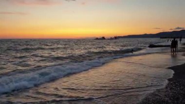 Deniz sahilinde gün batımı