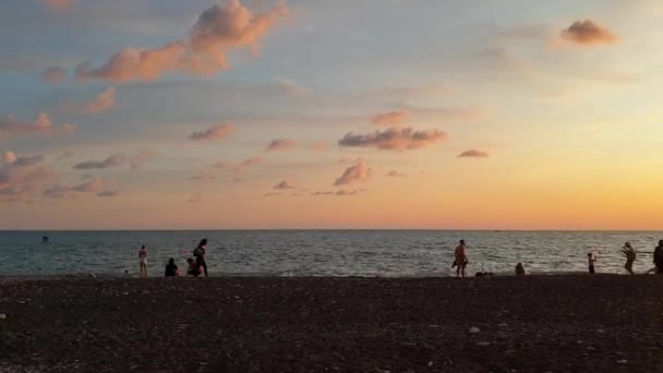 Vaciando la playa al atardecer. Caducidad — Vídeos de Stock