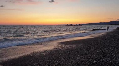 Akşam plajında dalgalar