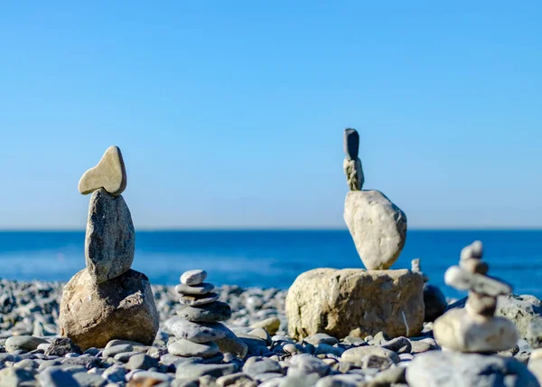 Figura de pedras na praia — Fotografia de Stock