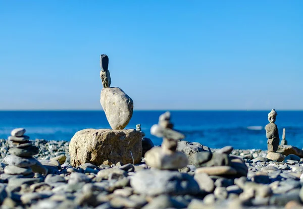 Figura de pedra com fundo embaçado — Fotografia de Stock