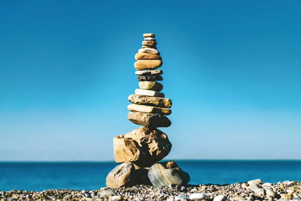 Torre Zen feita de pedras na praia — Fotografia de Stock