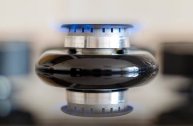 Gaz yakıcı alev ile