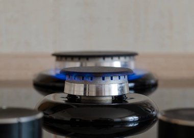 İlk bir alev ile iki gaz brülörleri