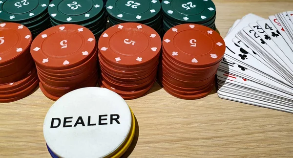 Poker chips en kaarten op tafel — Stockfoto