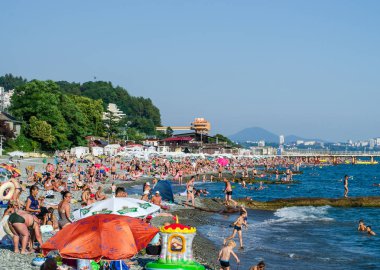 sahilde Birçok kişi