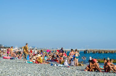 Çakıl plaj ve birçok turist