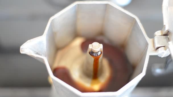 간헐천 메이커 그릇을 커피로 채웁니다 압력을 음료를 만들기 비디오 클로즈업 — 비디오