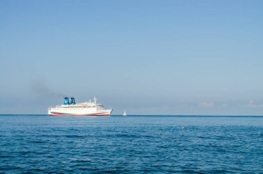 Bir yat ile Cruise gemisi 