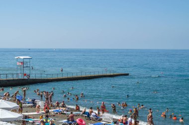 Plajda yüzen turistler