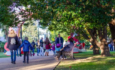 Parkta yürüyen insanlar