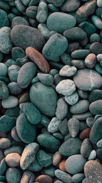 Pebble Beach med flerfärgade stenar — Stockfoto