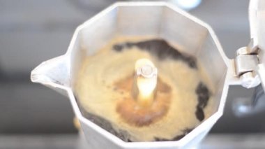 Kahve gayzer kahve makinesi küçük bir sütun akar ve kase doldurur. İtalyanca kahve demleyin. Video yakın çekim