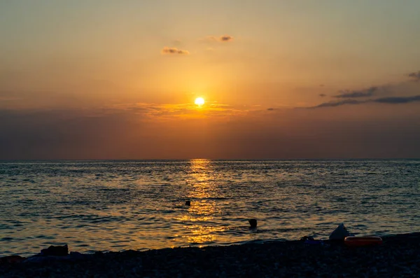 Çakıl bir plajda sakin tembel gün batımı