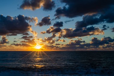 Dalgalar ile zıt akşam deniz manzarası