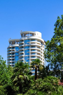 Yeşillikler ile çevrili modern bina