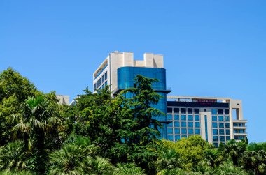 Modern bina ve ağaçlar ön planda