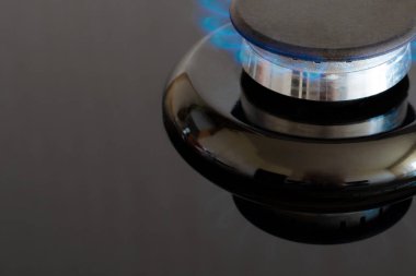 Soba üzerinde yanan alev ile gaz brülörü