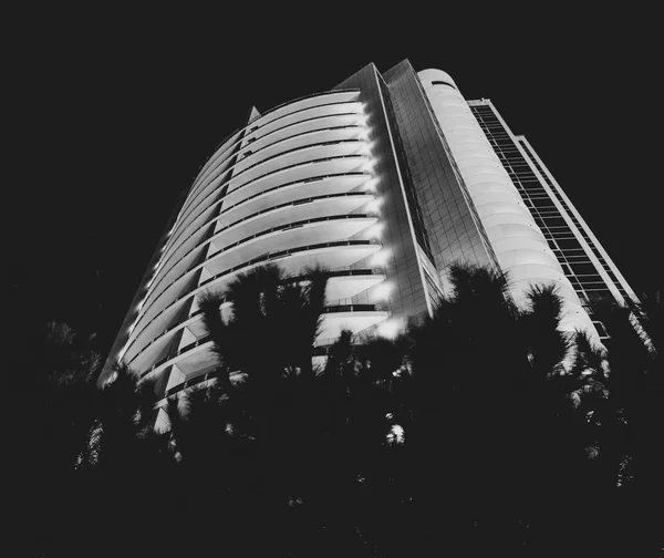 Wysoki kompleks mieszkaniowy z półokrągłymi balkonami — Zdjęcie stockowe