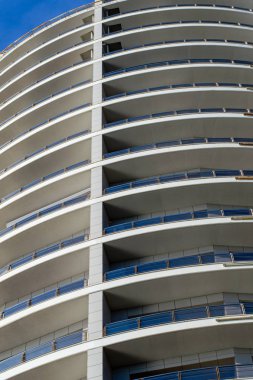 Yarım daire balkonlu yüksek katlı bina