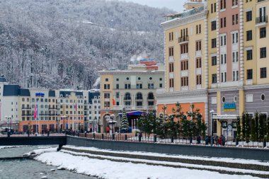 Kışın dağ köyü. Dağ nehri