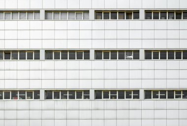 Havalandırmalı bir cepheden endüstriyel binanın cephesinin bir kısmı