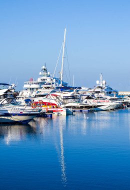 Sabahın erken saatlerinde park etmiş yatlar