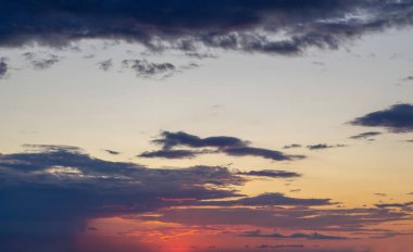 Gün batımında karanlık gölgelerile dramatik bulutlar