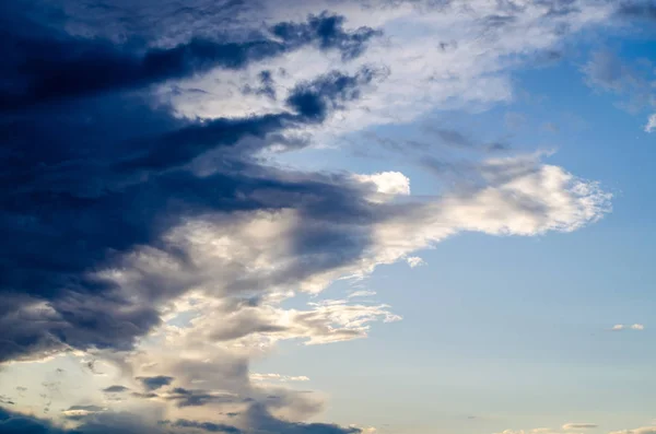 Gölgeler ile gün batımında yırtık bulut — Stok fotoğraf