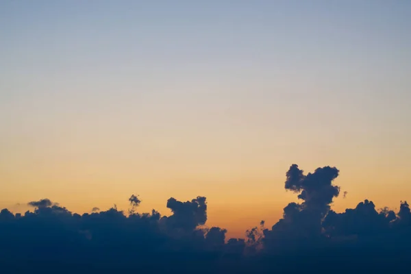 Gün batımında kara bulutlar, güneş tarafından aydınlatılmış — Stok fotoğraf