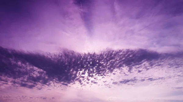 Güneş tarafından aydınlatılan sirk bulutları — Stok fotoğraf