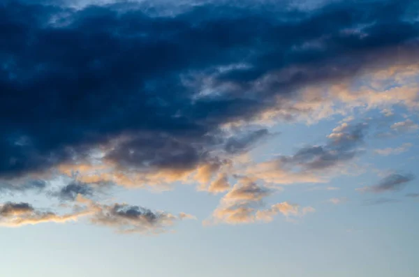 Gün batımında koyu gölgeli yumuşak bulutlar — Stok fotoğraf