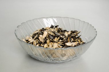 Ayçekirdeğinden kabukları olan şeffaf bir tabak.