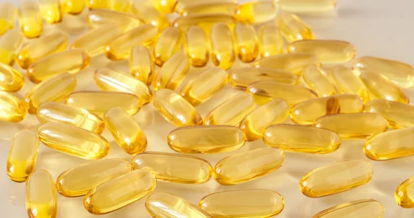 Um espalhamento de cápsulas transparentes Omega 3. Vitamina E — Fotografia de Stock