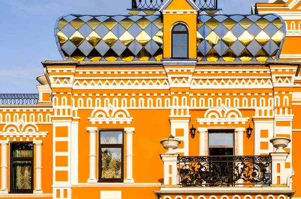 Sochi, Rusya - 26 Ekim 2019 Riviera Parkı. Khludova Kulübesi. Balkon ve alçı pervazlı sarı bir ön cephe. Parlak çatı