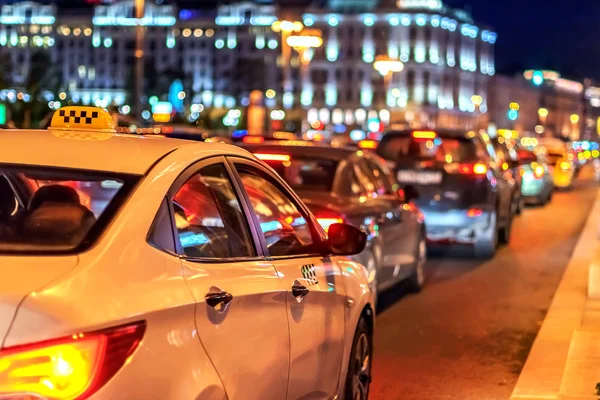 Taxi Trafikstockning Bland Gatubilar Kvällen Rusningstid Megalopolis Bakgrund Ljus Natten — Stockfoto
