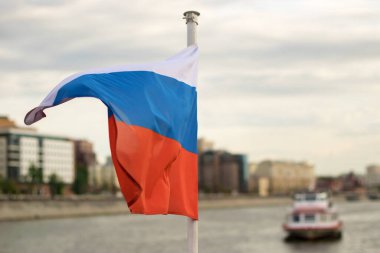 Bir geminin kıç tarafında Rus bayrağı dalgalanan bir gemi.