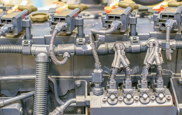 Motor com fios e mangueiras no mecanismo de fábrica de ferro e aço niquelado — Fotografia de Stock