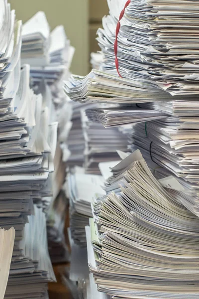 Pila de documentos en papel en la oficina — Foto de Stock