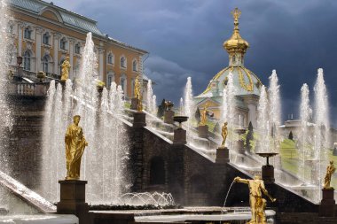 Barok tarzında altın heykelleri olan St. Petersburg 'un Avrupa kenti peterhof pınarlarının simgesi.