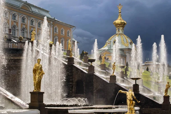 Barok tarzında altın heykelleri olan St. Petersburg 'un Avrupa kenti peterhof pınarlarının simgesi.
