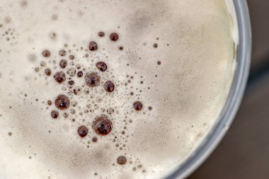 Köpüklü alkollü içecek hafif soğuk bira