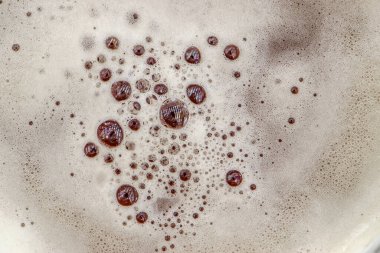 Bardakta bira köpüğü ve taze soğuk bira köpükleri.