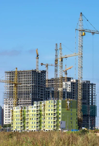 Vinçleri olan çok katlı modern evler inşa ediliyor.