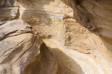 Kum taşındaki soyut kaya detayı