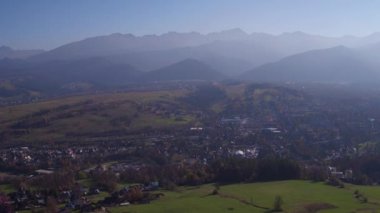 Zakopane Tatry - manzara dron video yaz saati, güneşli bir günde, 4 k panoramik video