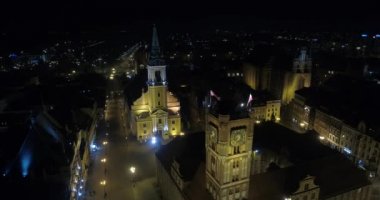 Torun Polonya 4k gök olayları görüntülemek, Belediye, katedral, müze, tarihi kent merkezine, gece drone fly, Cityview