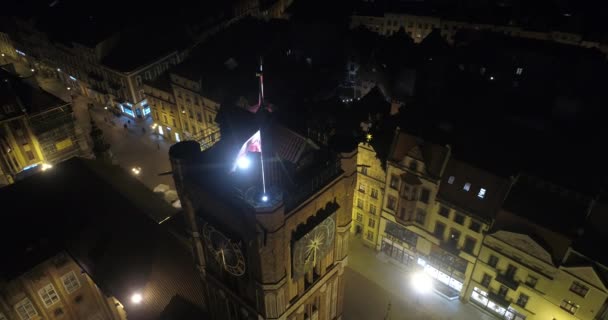 Torun Polonia Reloj Del Ayuntamiento Video Aéreo Disparo Noche Bandera — Vídeo de stock