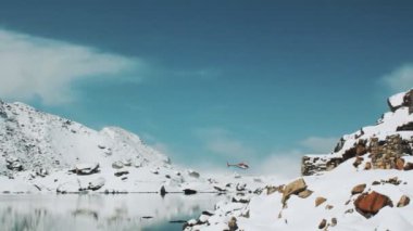 Uzak bir dağ kalktıktan helikopter