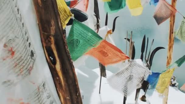 Bandeiras de oração Lungta no templo perto do lago de inverno no Himalaia — Vídeo de Stock
